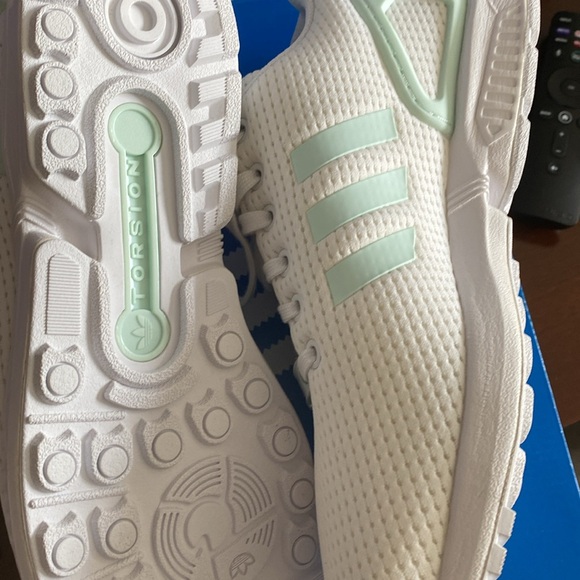 Ladies Adidas Tennis Shoes 9.5 - Picture 3 of 7